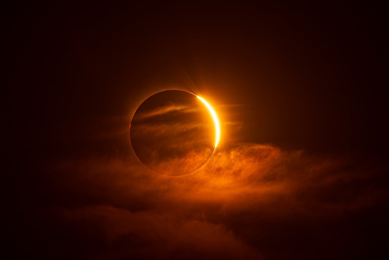 eclipse, eclipse total, coroa solar, espaço profundo, sol, lua, astronomia, espaço, corpos celestes, contas de baily, luz e escuridão, evento astronómico, impressionante, atmosfera terrestre, cativante, natureza, extra-terrestre, ardente, brilho vermelho